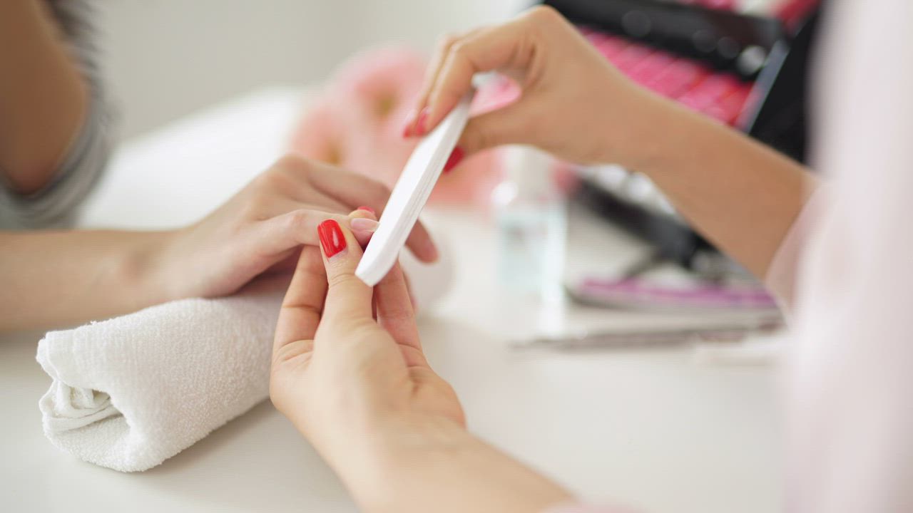 Unhas feitas em tom nude